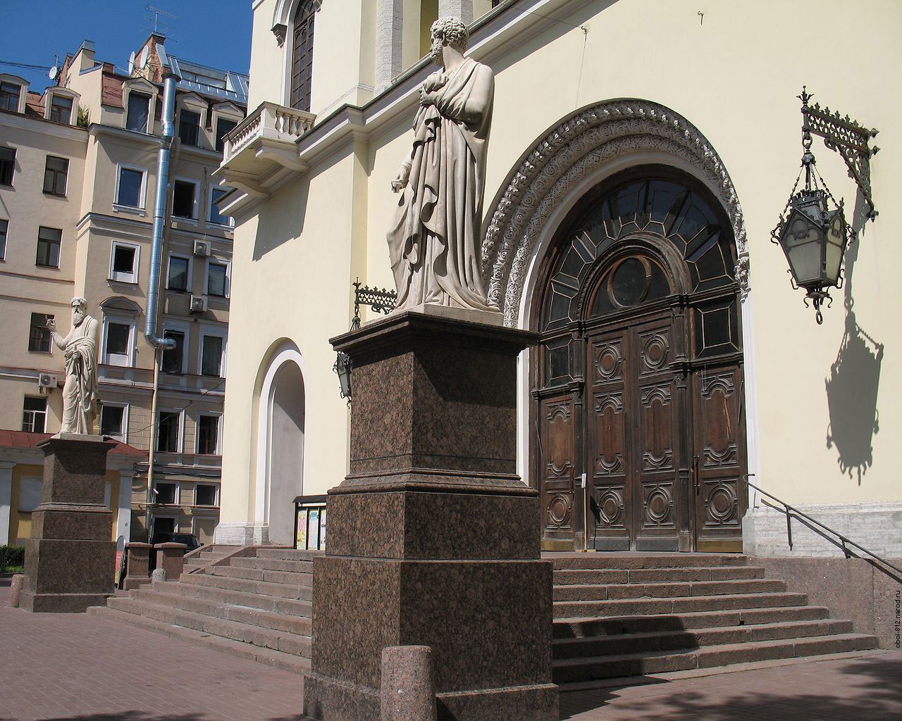 Евангелическо-лютеранская немецкая церковь святого Петра, на фото статуи апостолов Петра и Павла