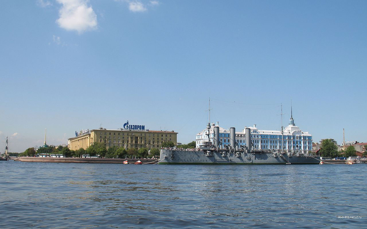 Аврора на фоне Нахимовского училища в Санкт-Петербурге