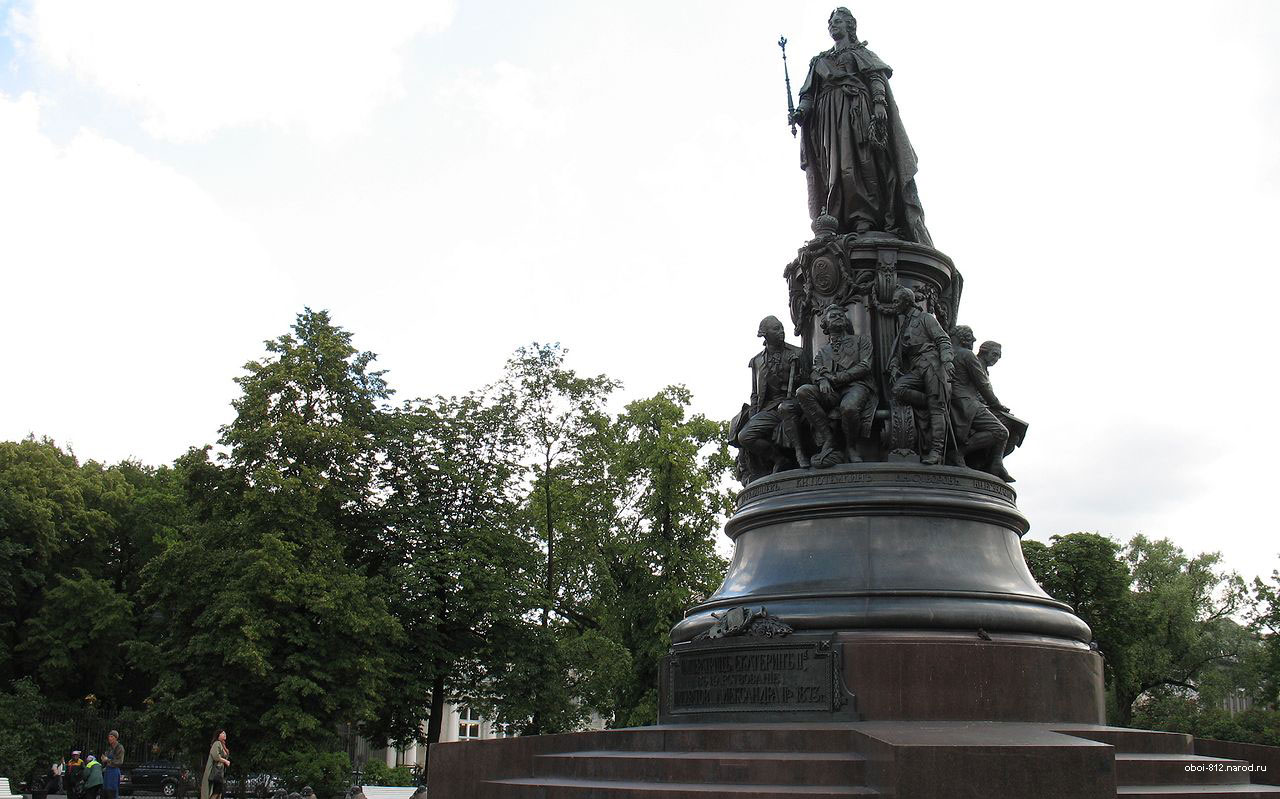 памятник Екатерине второй на Невском проспекте в Санкт-Петербурге
