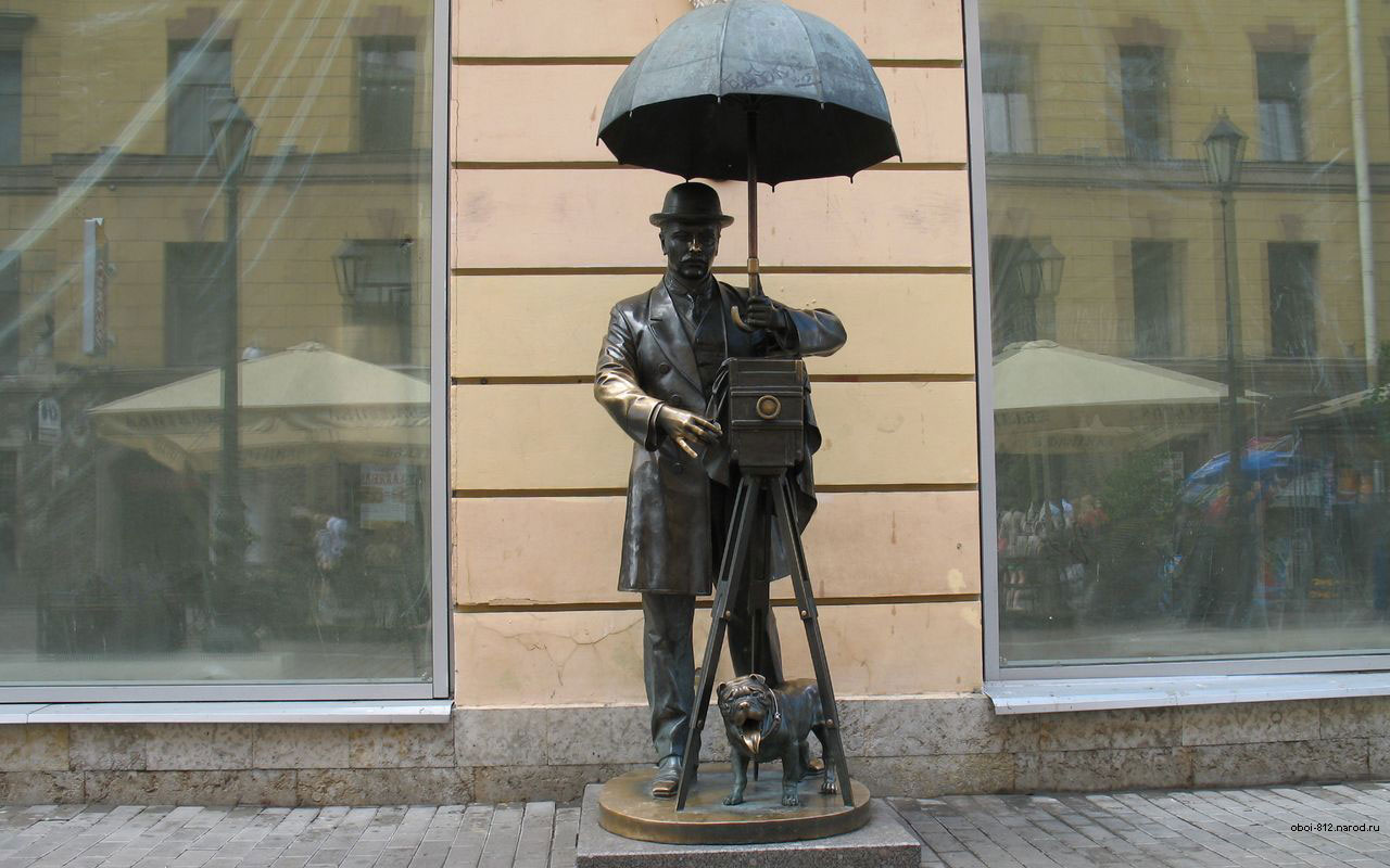 памятник фотографу на Малой Садовой улице в Санкт-Петербурге