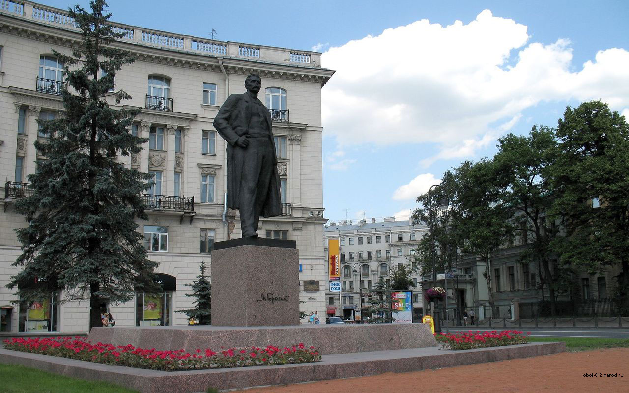 памятник Максиму Горькому недалеко от метро Горьковская в Питере
