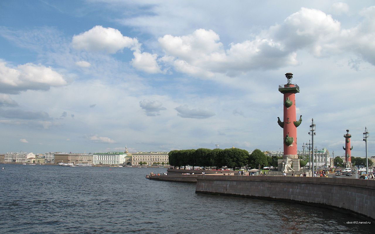 Ростральные колонны на Стрелке Васильевского острова в Санкт-Петербурге, рядом здание Биржи, а так же Дворцовый и Биржевой мосты