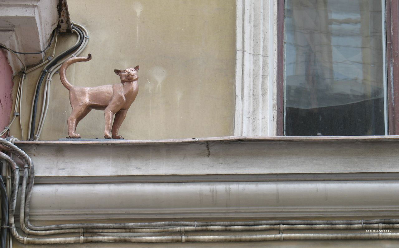 шуточный памятник кошке на Малой Садовой улице