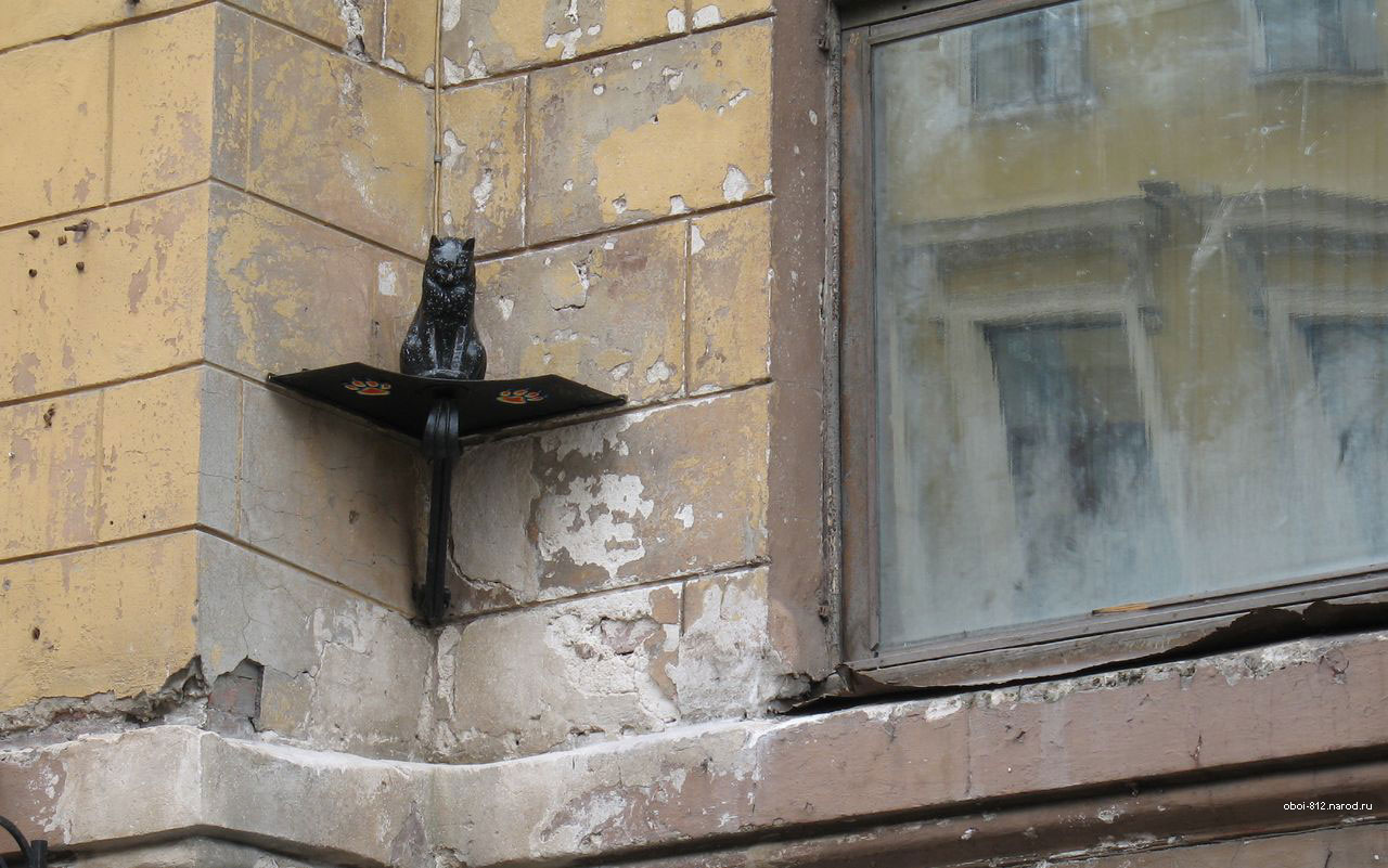 памятник коту Елисею на Малой Садовой улице рядом с Елисеевским магазином
