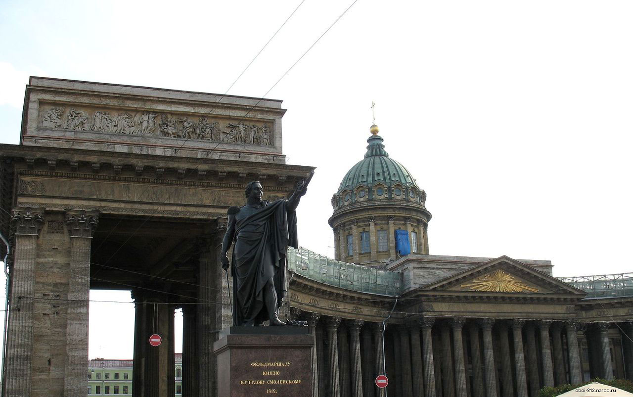 Памятник Кутузову возле Казанского собора, что на Невском проспекте в Санкт-Петербурге