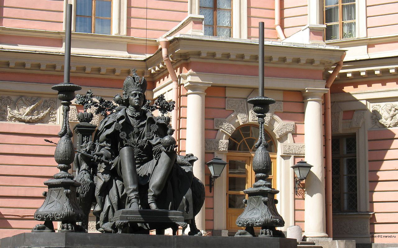 Памятник царю Павлу находящийся во внутреннем дворе Инженерного замка в Санкт-Петербурге