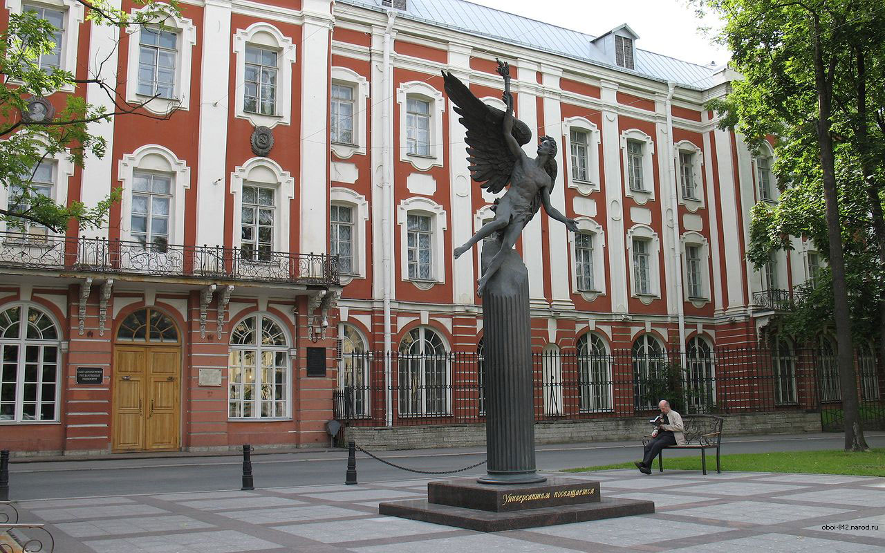 Памятник всем университетам, Гермес, расположен перед главным входом в здание двенадцати коллегий на Васильевском острове