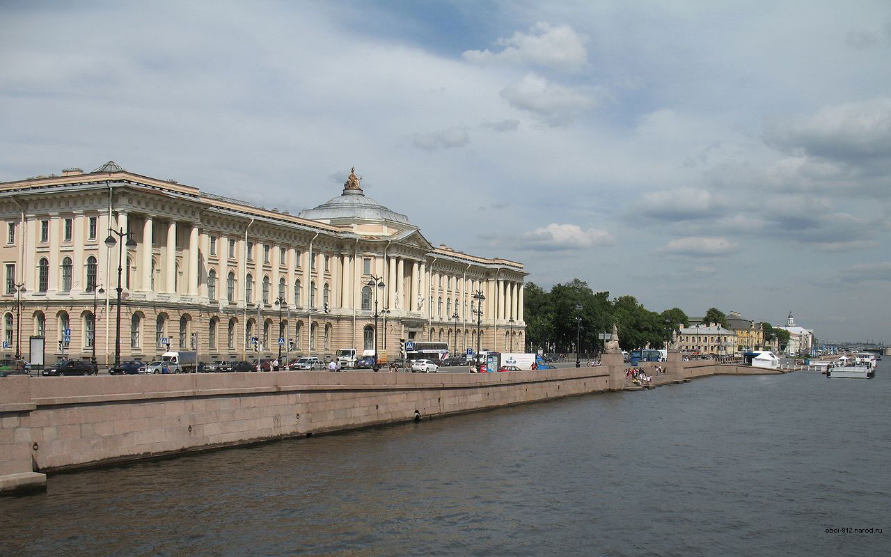 Санкт-Петербургская Академия художеств расположенная на Университетской набережной, на Васильевском острове