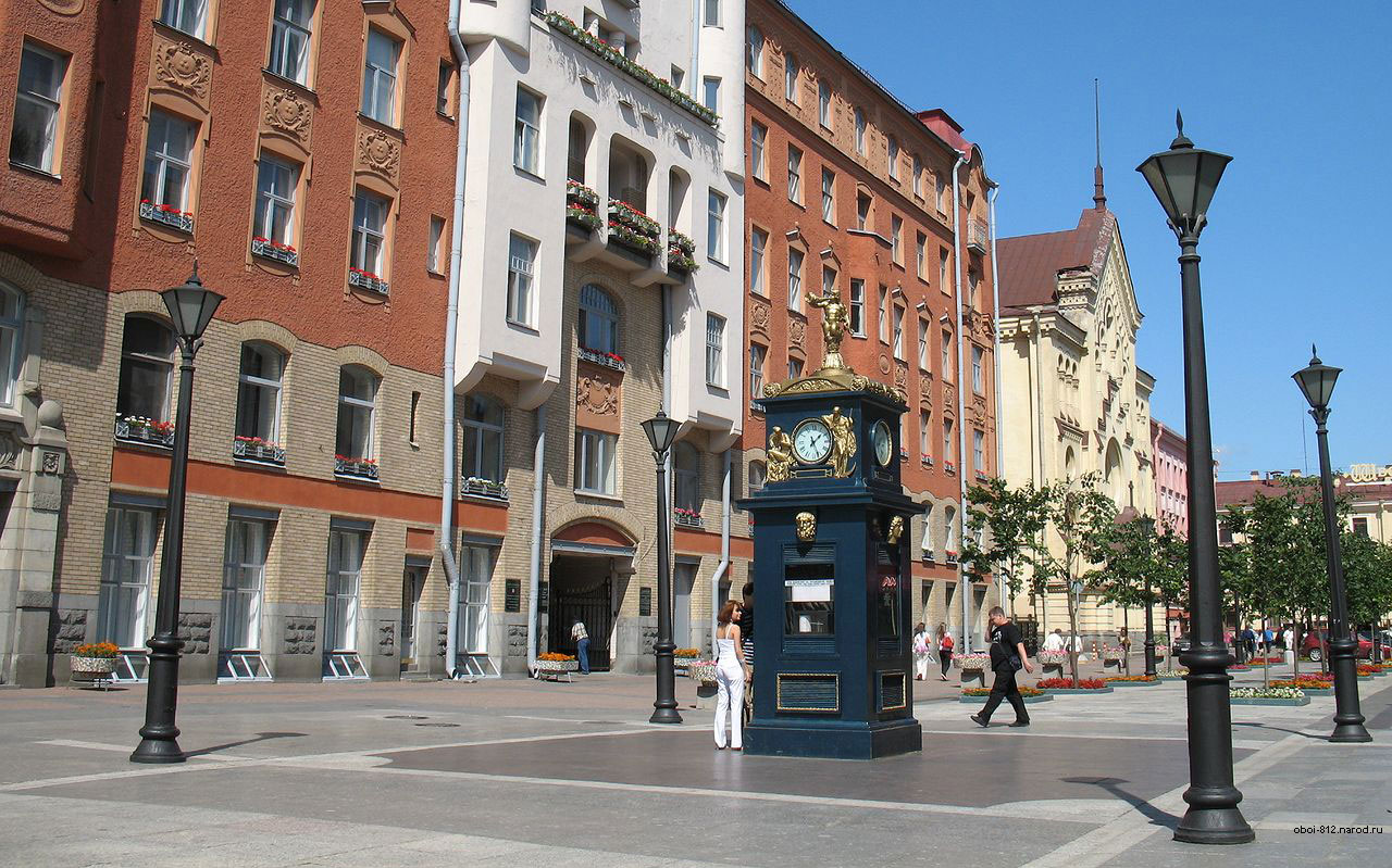 Огромные часы-барометр украшенные статуей ангела, находятся на Малой Конюшенной улице