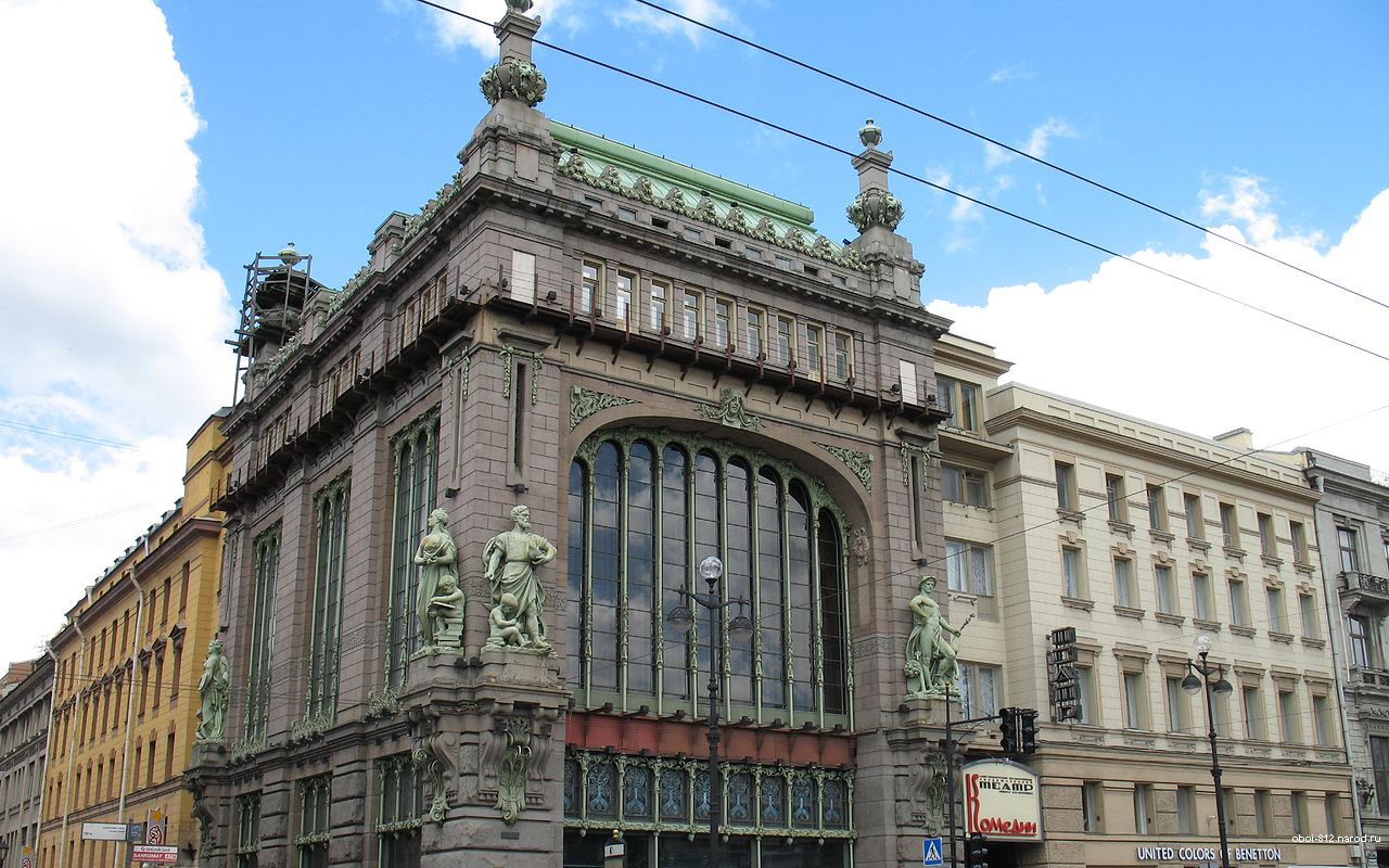 Елисеевский универмаг в Петербурге, на фасаде универмага установлены скульптуры символизирующие Промышленность, Торговлю, Искусство и Науку