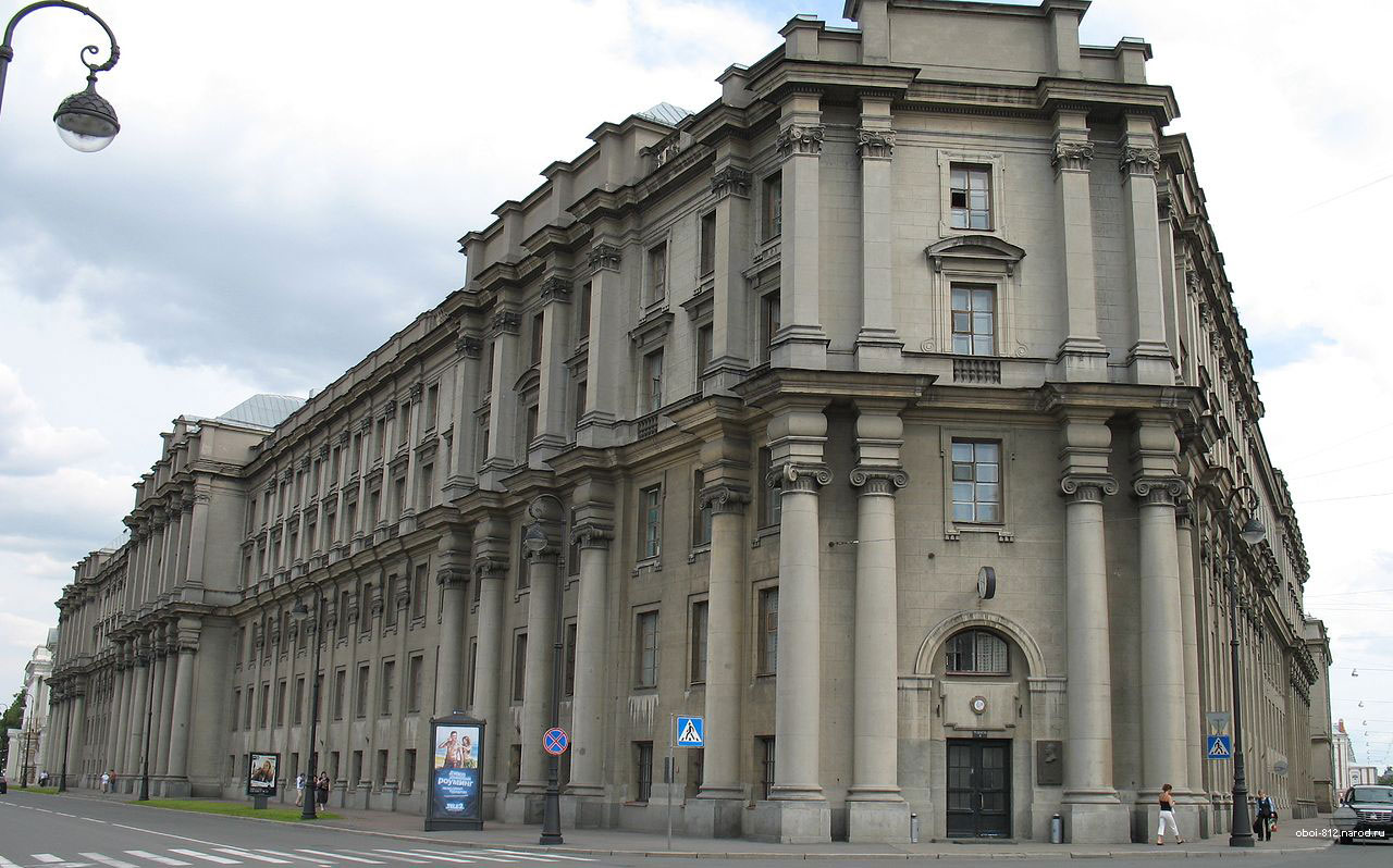 Здание Министерства Торговли на набережной Макарова в Петербурге