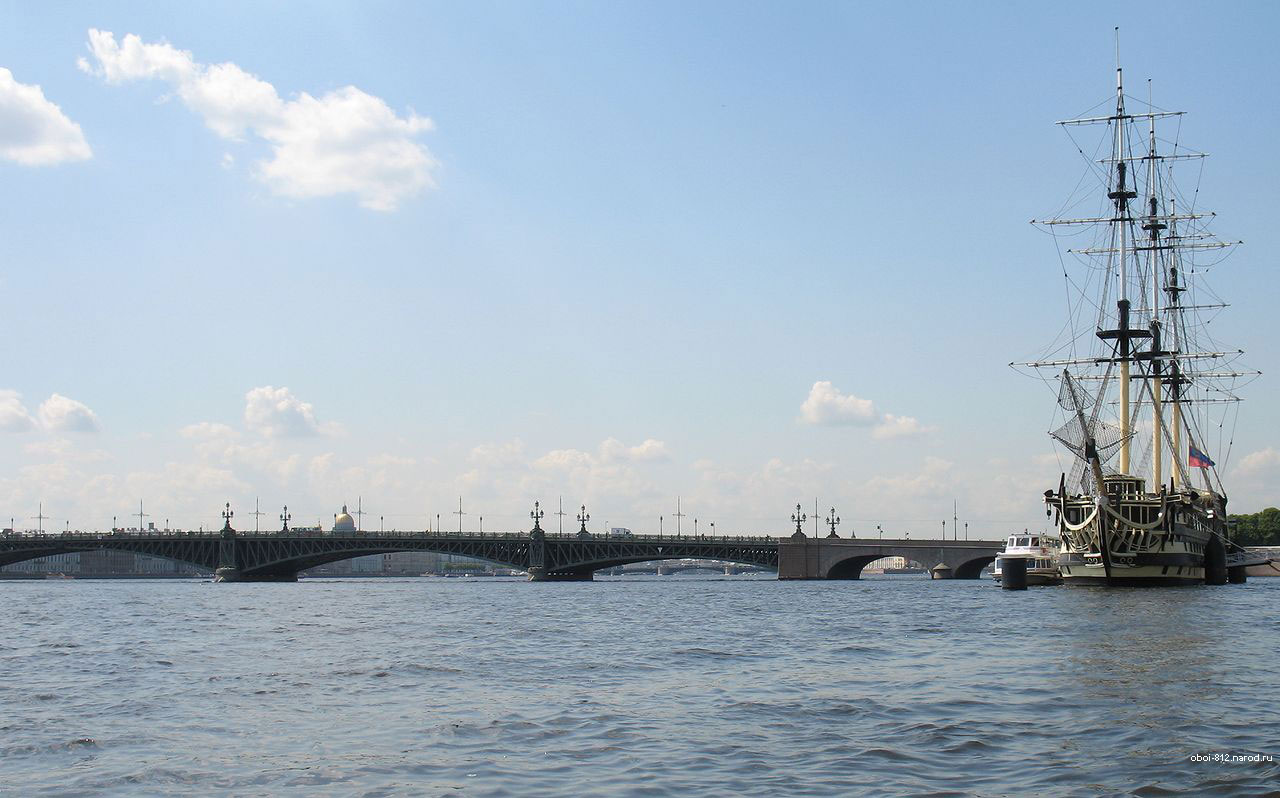 Вид на Неву и Троицкий мост с Пироговской набережной в Петербурге