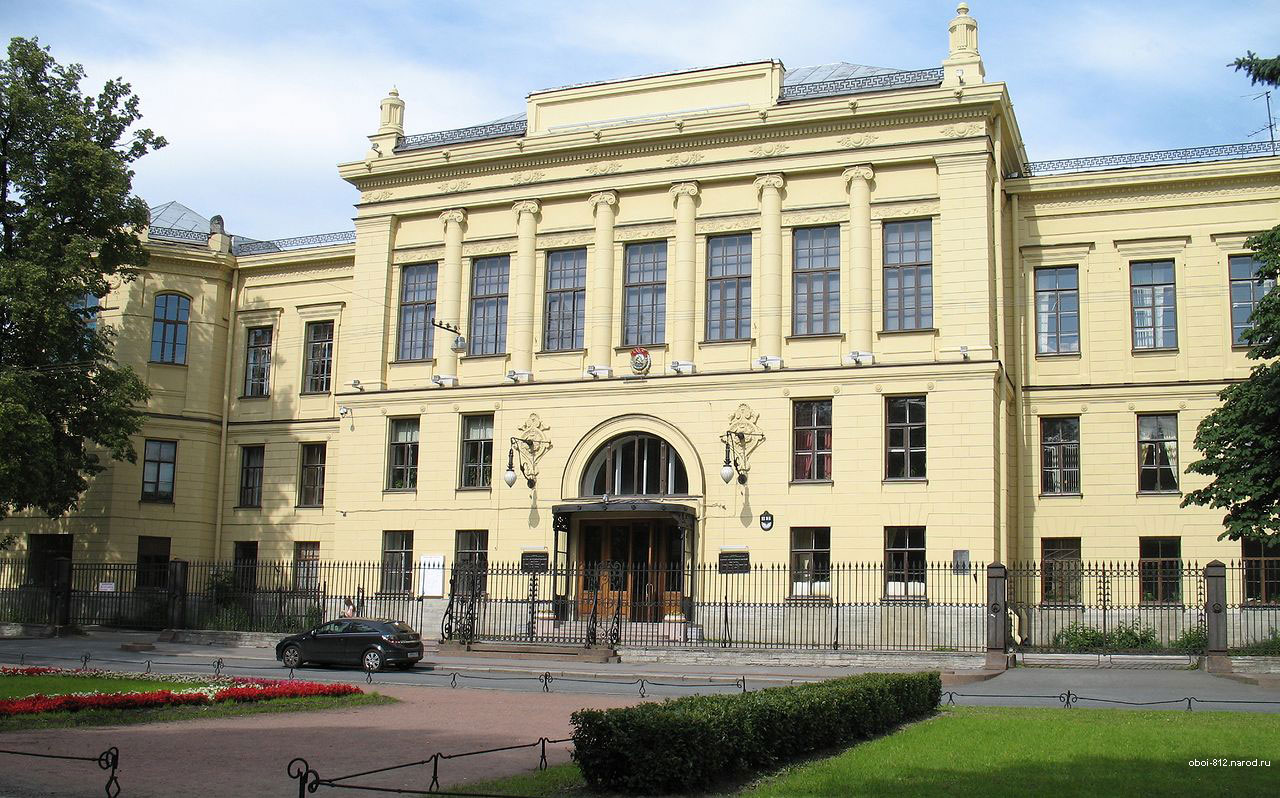 Здание НИИ Акушерства и Гинекологии расположенного на Васильевском острове напротив здания Двенадцати Коллегий в Петербурге