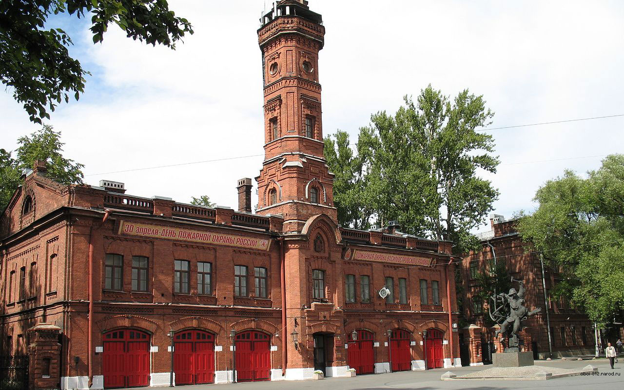 Вид на здание Пожарной команды на Васильевском острове в Санкт-Петербурге