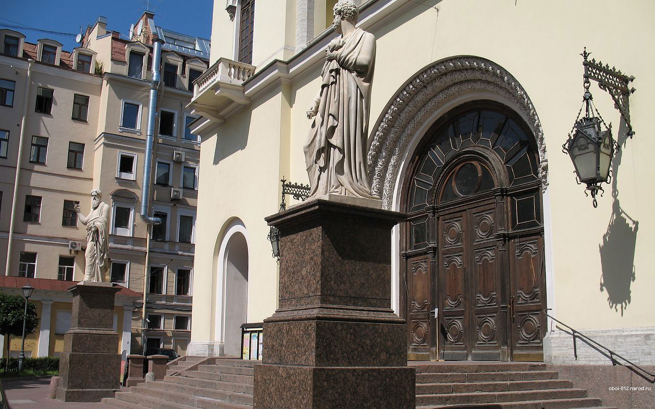 Евангелическо-лютеранская немецкая церковь святого Петра, на фото статуи апостолов Петра и Павла