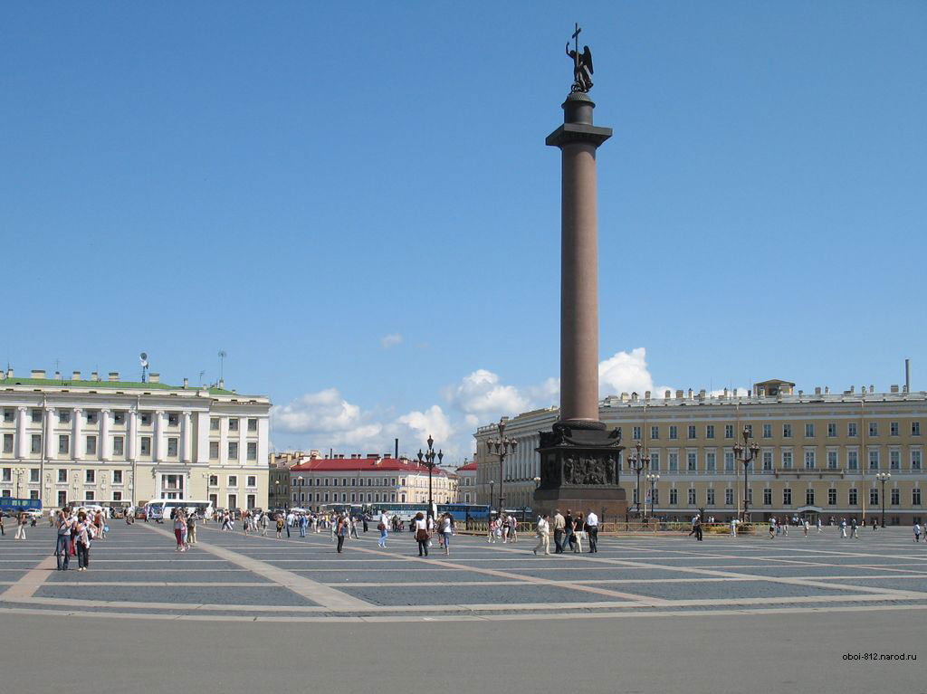 Александровская колонна на Дворцовой площади в Санкт-Петербурге