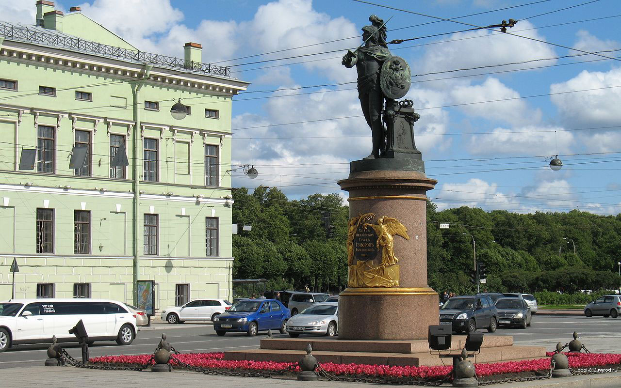 Памятник Суворову, расположен перед въездом на Троицкий мост, позади памятника простирается Марсово поле